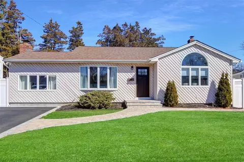 25 Ida Ln, North Babylon, NY 11703
