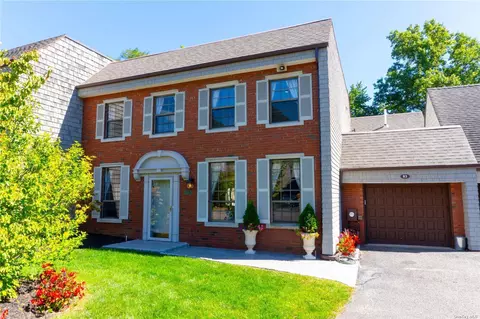 83 Harbour Ln, Bay Shore, NY 11706