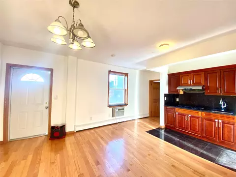 71-77 159th St #3E, New York, NY 11365