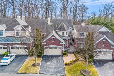 23 Kensington Cir, North Hempstead, NY 11030