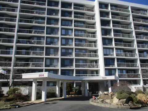 300 High Point Dr #314, Greenburgh, NY 10530
