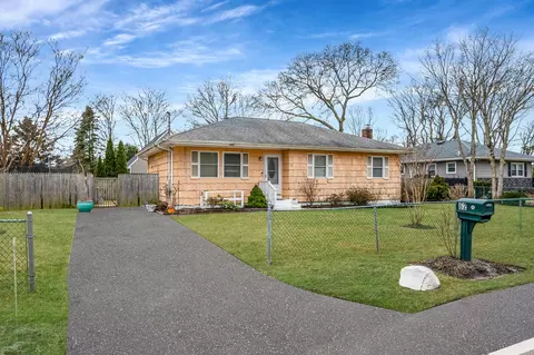62 Beaver Dam Rd, Bellport, NY 11713