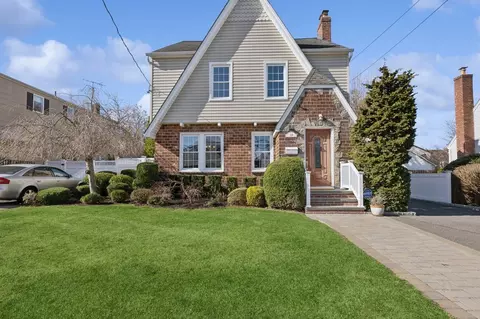 6 Linden Ave, Lynbrook, NY 11563
