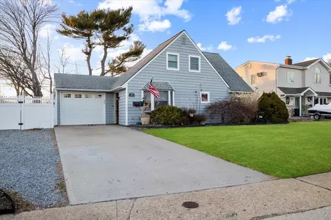 15 Elm Dr W, Levittown, NY 11756