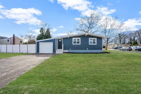 2 Gail Dr, Lake Ronkonkoma, NY 11779