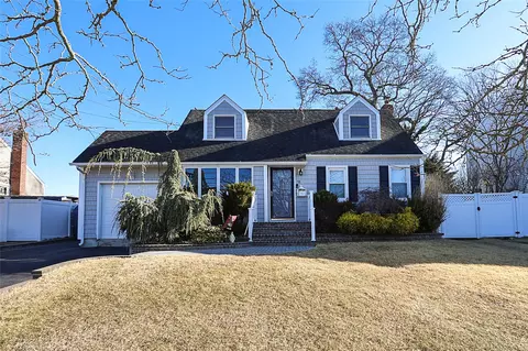 38 Scott St, Massapequa Park, NY 11762