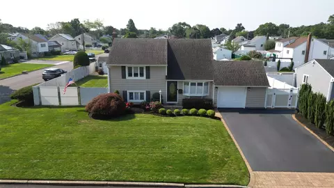 60 Roosevelt St, Islip Terrace, NY 11752