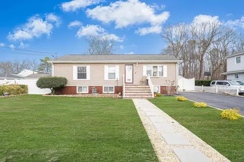 7 Reeves Pl, Mastic, NY 11950