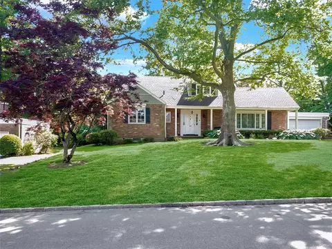 6 Nottingham Pl, North Hempstead, NY 11023
