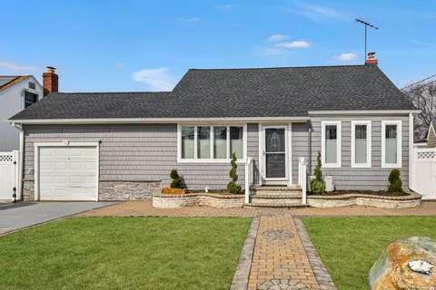 238 35th St, Lindenhurst, NY 11757