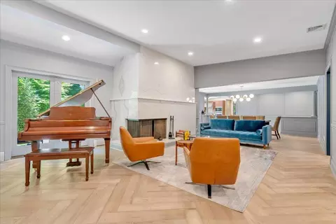 7 Fieldstone Ln, North Hempstead, NY 11020