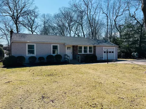 99 W Tiana, Hampton Bays, NY 11946