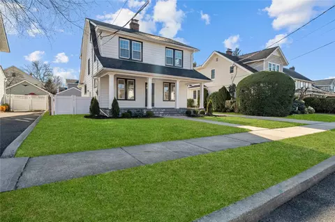 30 Raymond St, Rockville Centre, NY 11570