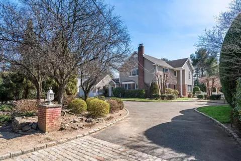 2 Pine Rd, Syosset, NY 11791