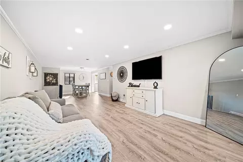 75 Newbrook Ln #75, Bay Shore, NY 11706