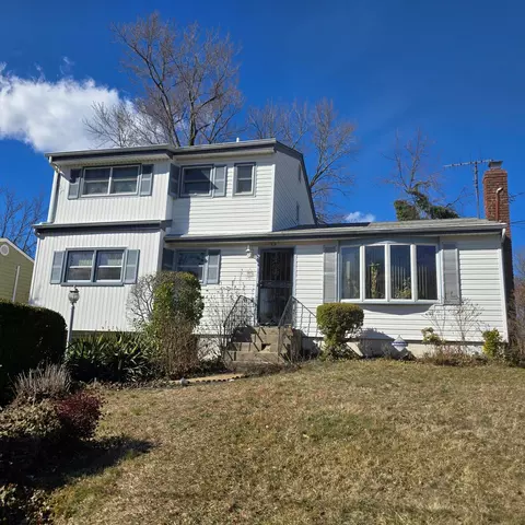 120 Glenwood Rd, Glenwood Landing, NY 11547