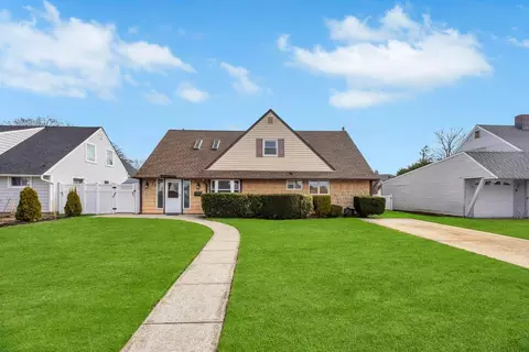 23 Abbey Ln, Levittown, NY 11756