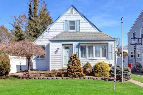 156 White Rd, North Hempstead, NY 11501