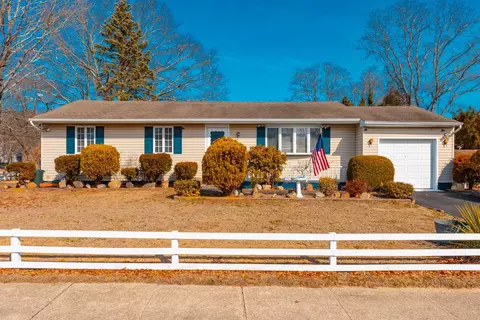 13 Washington Pl, Patchogue, NY 11772