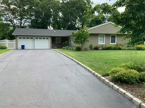 8 Sussex Ln, Stony Brook, NY 11790
