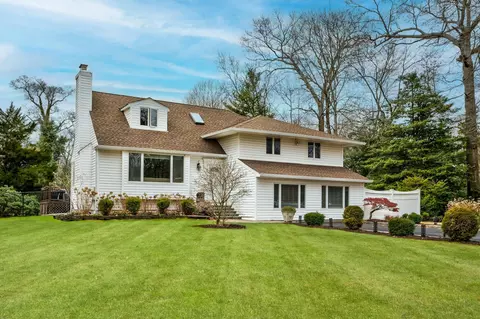 6 Landview Dr, Dix Hills, NY 11746