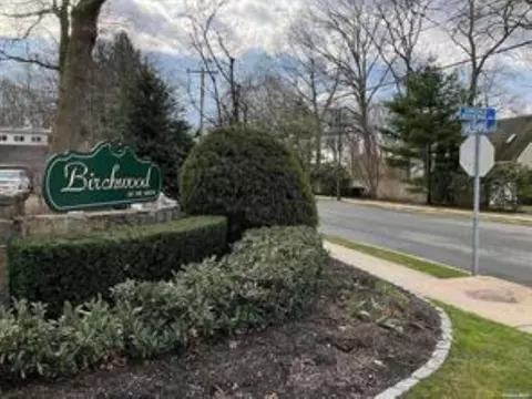 4419 Wilshire Ln #4419, Oakdale, NY 11769