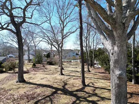 12 Landing Ln, Southampton, NY 11942