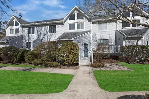 35 Gibbs Rd #7, Coram, NY 11727