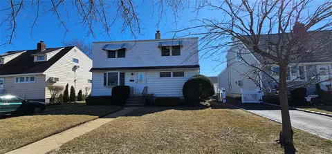 43 Tyler St, Freeport, NY 11520