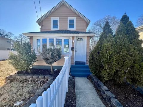 245 Siegel St, North Hempstead, NY 11590