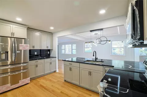 10 Rogers Rd, Hyde Park, NY 12538