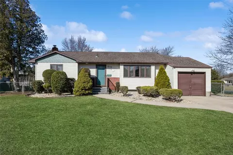 20 Retta Ln, Commack, NY 11725