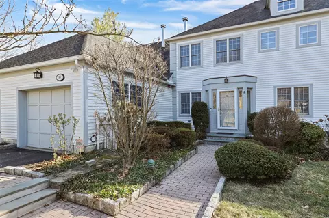 88 Brook Hills Cir, White Plains, NY 10605