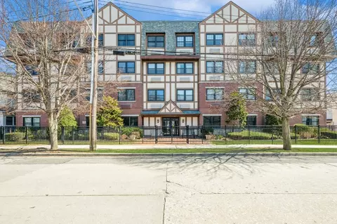 55 Clinton Ave #308, Rockville Centre, NY 11570