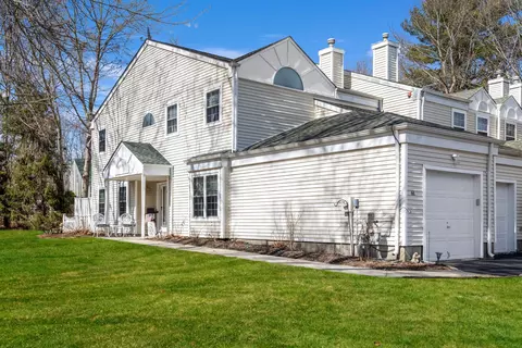 61 Fox Ct, Manorville, NY 11949