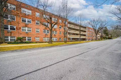45 Hillpark Ave #1L, North Hempstead, NY 11021