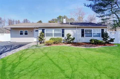 49 Sundial Ln, Bellport, NY 11713