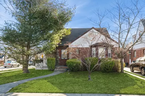 4 Ackley Ave, Malverne, NY 11565