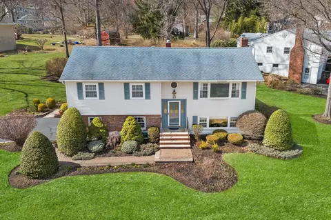 22 Deerwood Dr, Clarkstown, NY 10956