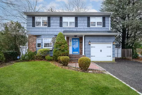 16 Clifford Pl, East Norwich, NY 11732