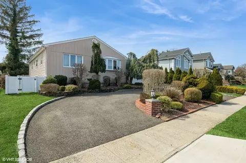 1352 Milanna Ln, Wantagh, NY 11793