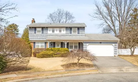 8 Cord Pl, East Norwich, NY 11732