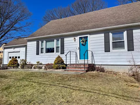 17 Dorliss Dr, Poughkeepsie, NY 12603