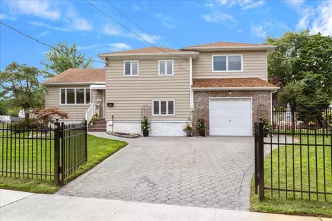 14 Soloff Blvd, Inwood, NY 11096