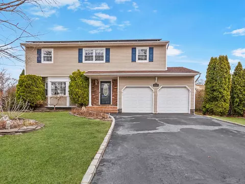 2269 Locust Ave, Ronkonkoma, NY 11779