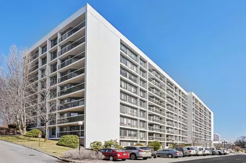 300 High Point Dr #111, Greenburgh, NY 10530