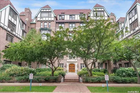 4 Dartmouth #212, New York, NY 11375