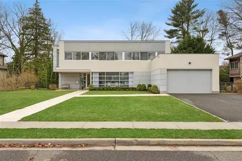 32 Pebble Ln, North Hempstead, NY 11577