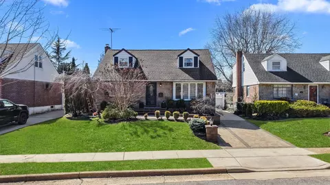 27 Crandall Dr, Mineola, NY 11501