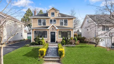 213 Pomander Rd, North Hempstead, NY 11501